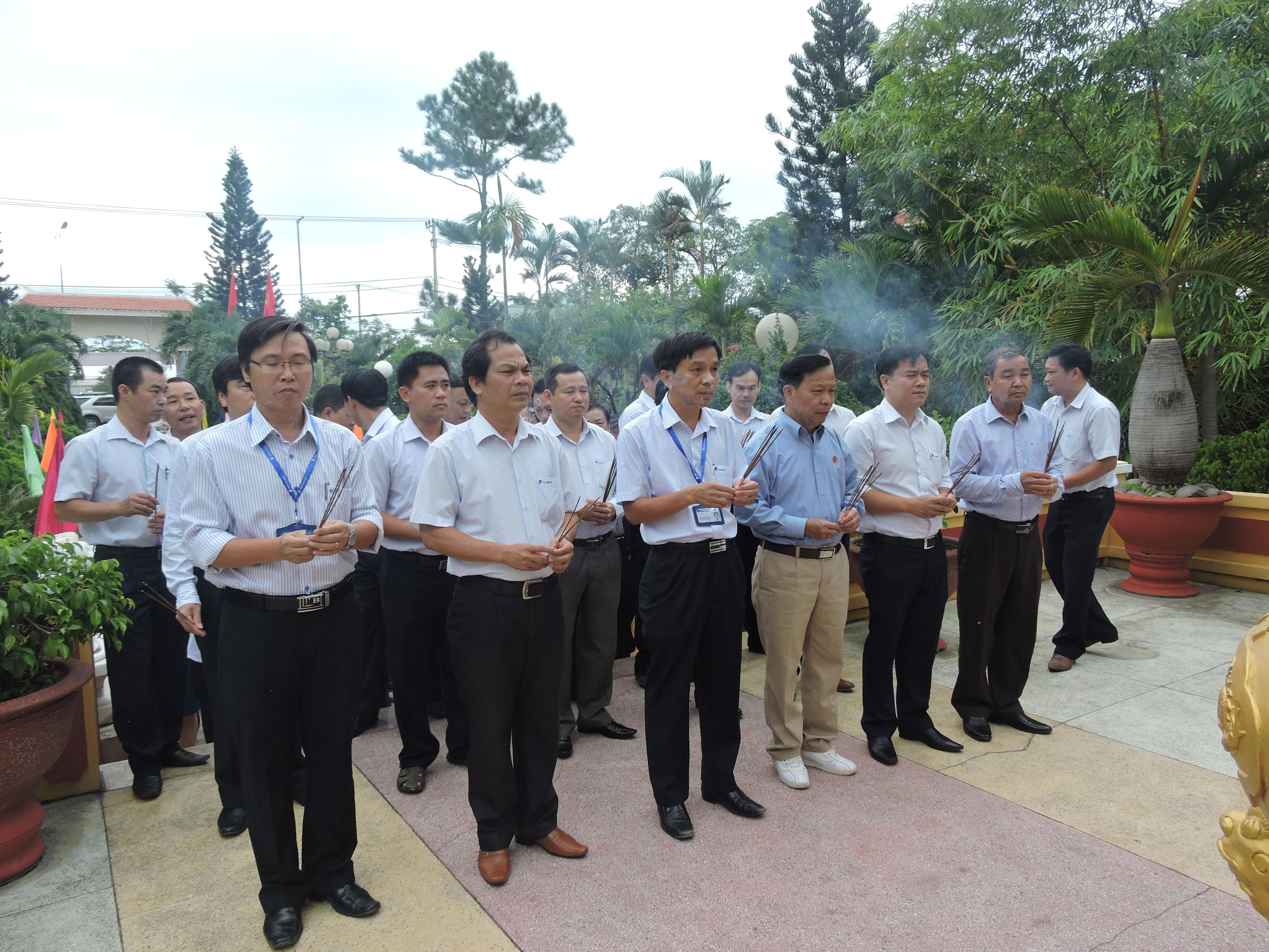 Lãnh đạovà CBCNV Viễn thông Đà Nẵng tổ chức hoạt động dâng hương tại Đài tưởng niệm Liệt sỹ ngành Giao bưu Quảng Nam – Đà Nẵng;